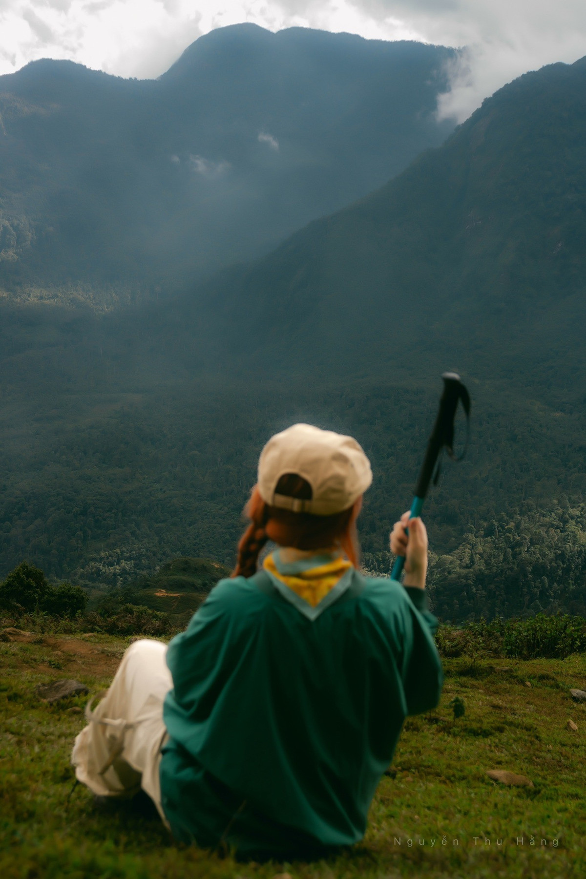 Trang phục phù hợp gồm áo giữ nhiệt, áo gió, giày leo núi tốt, găng tay, áo mưa nhẹ và ba lô chống nước. Ngoài ra, cần mang theo nước uống, đồ ăn nhẹ và thuốc cơ bản để bổ sung năng lượng trong hành trình. Ảnh Nguyễn Thu Hằng