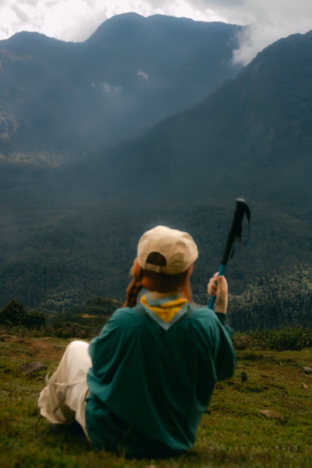 Trang phục phù hợp gồm áo giữ nhiệt, áo gió, giày leo núi tốt, găng tay, áo mưa nhẹ và ba lô chống nước. Ngoài ra, cần mang theo nước uống, đồ ăn nhẹ và thuốc cơ bản để bổ sung năng lượng trong hành trình. Ảnh Nguyễn Thu Hằng