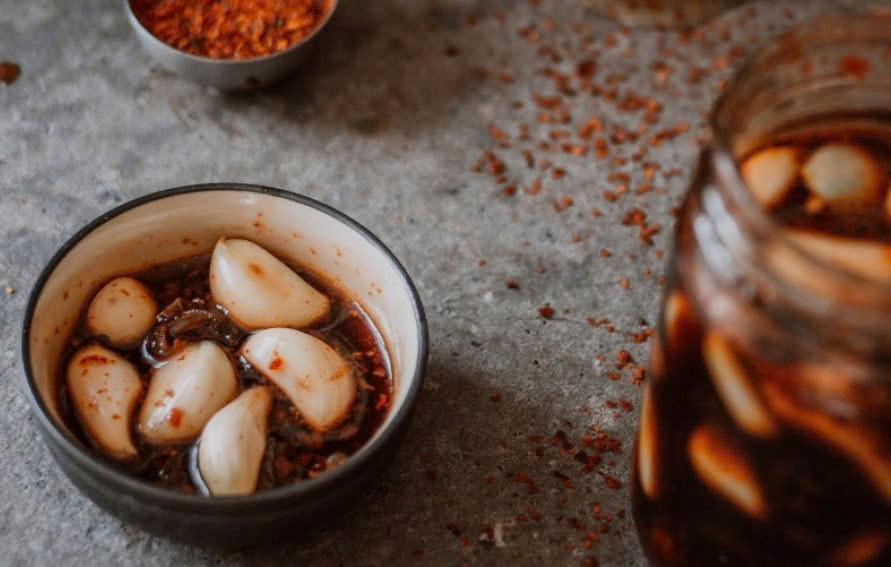 Một trong những cách đơn giản và hiệu quả nhất là ăn tỏi sống khi bụng đói. Allicin – hợp chất lưu huỳnh có trong tỏi sống – có tác dụng làm giảm cholesterol, cải thiện lưu thông máu và ngăn ngừa hình thành cục máu đông.