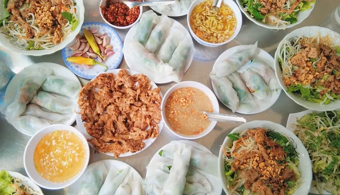 Mới đây, TasteAtlas công bố danh sách “Best Food Cities in the World 2025” dựa trên hơn 590.000 bình chọn của chuyên gia và thực khách quốc tế. Huế gây chú ý khi đứng thứ 36 với số điểm 4,55/5, lọt top những thành phố có nền ẩm thực hấp dẫn nhất thế giới. Đây cũng là đại diện Việt Nam đạt thứ hạng cao nhất trong danh sách năm nay, bên cạnh Hà Nội (47) và TP.HCM (60), cho thấy sự lan toả mạnh mẽ của ẩm thực Việt trên bản đồ quốc tế. Ảnh Foody