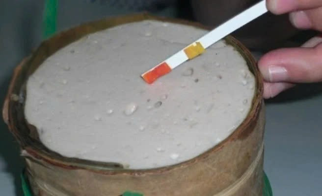 Giò chả là nhóm thực phẩm có nguy cơ cao bị trộn hàn the bởi chất này không làm thay đổi màu sắc hay mùi vị bên ngoài. Việc phân biệt bằng mắt thường gần như không thể, người tiêu dùng cần chú ý cảm giác khi ăn. Giò chả nguyên chất thường có mùi thơm tự nhiên của thịt, mềm, ẩm và không khô cứng. Ngược lại, giò chả chứa hàn the thường dai bất thường, mịn quá mức, khi cắn có cảm giác cứng và khô. Ảnh minh họa