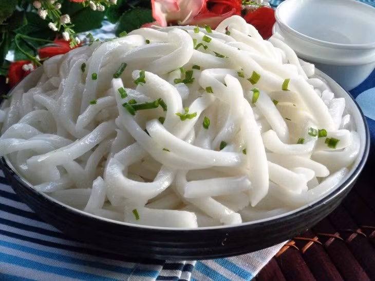 Một số quán còn chế biến thêm nội tạng vịt ăn kèm, hoặc nấu huyết vịt cùng gạo nếp, tạo thành món huyết nếp đặc trưng, góp phần làm món bánh canh thêm hấp dẫn và độc đáo. Ảnh Internet