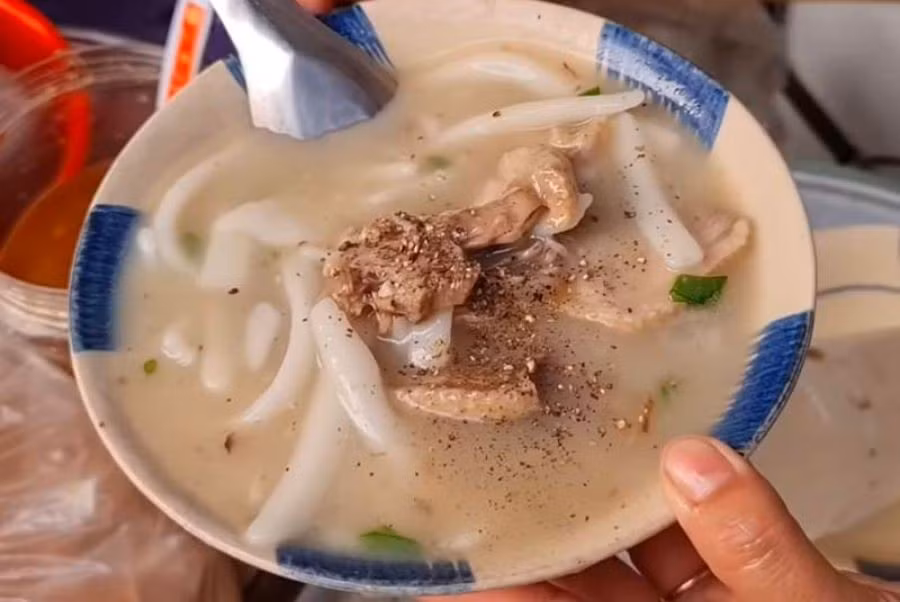 Món bánh canh bột xắt có hương vị nhẹ nhàng, không cầu kỳ, phù hợp để dùng cho bữa sáng hoặc bữa nhẹ trong ngày. Nước dùng giữ được mùi vị đặc trưng của thịt vịt, hòa quyện với vị mặn vừa phải từ muối và nước mắm, mang lại trải nghiệm ẩm thực tinh tế nhưng vẫn thân quen. Ảnh MIA