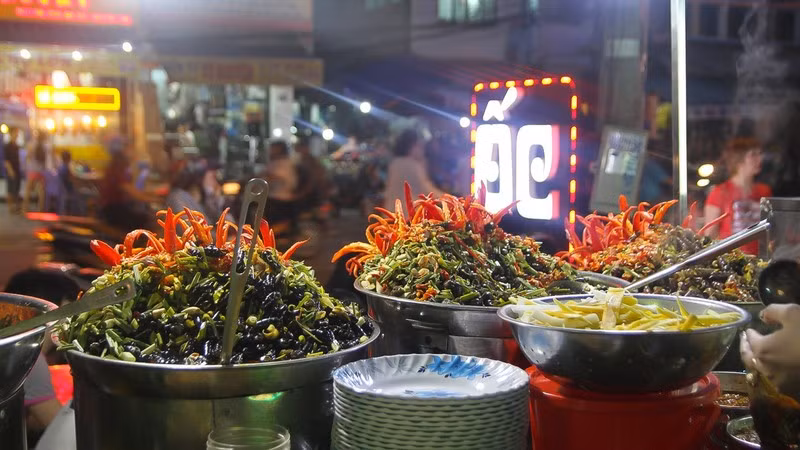 Nếu là tín đồ món ốc, du khách nên tìm đến quán Ốc Hà – địa chỉ có tuổi đời hơn 35 năm tại chợ Cồn. Ngay từ xa, mùi thơm từ ba nồi ốc nghi ngút khói đã lan tỏa, quyện giữa lá chanh, gừng, sả và ớt tươi. Quán có các món ốc hút, ốc đá, ốc len xào dừa và ốc bươu trộn, món nào cũng nóng hổi, thấm đẫm gia vị, ăn kèm nước chấm cay nồng rất đúng gu miền Trung. Ảnh Foody