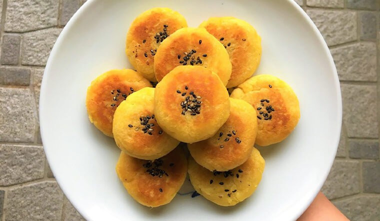 Những chiếc bánh nhỏ được chiên trên chảo với lửa nhỏ cho đến khi vàng đều, dậy mùi thơm. Lớp vỏ ngoài giòn nhẹ, bên trong mềm dẻo, vị ngọt tự nhiên của khoai lang lan tỏa theo từng miếng cắn. Món bánh này thường được nhiều gia đình lựa chọn cho bữa sáng hoặc làm món ăn vặt cho trẻ nhỏ vì dễ ăn và không quá béo. Ảnh minh họa