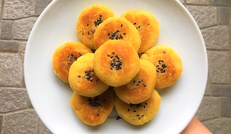 Những chiếc bánh nhỏ được chiên trên chảo với lửa nhỏ cho đến khi vàng đều, dậy mùi thơm. Lớp vỏ ngoài giòn nhẹ, bên trong mềm dẻo, vị ngọt tự nhiên của khoai lang lan tỏa theo từng miếng cắn. Món bánh này thường được nhiều gia đình lựa chọn cho bữa sáng hoặc làm món ăn vặt cho trẻ nhỏ vì dễ ăn và không quá béo. Ảnh minh họa