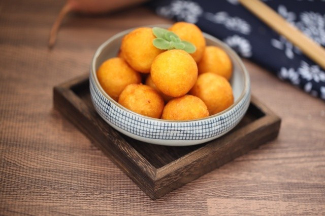 Từ khoai lang hấp và bột nếp, nhiều người còn biến tấu thành những viên bánh nhỏ xinh để chiên ngập dầu. Khi được chiên đúng lửa, bánh nở nhẹ, lớp vỏ ngoài vàng ruộm, bên trong vẫn giữ được độ dẻo mềm. Ảnh minh họa