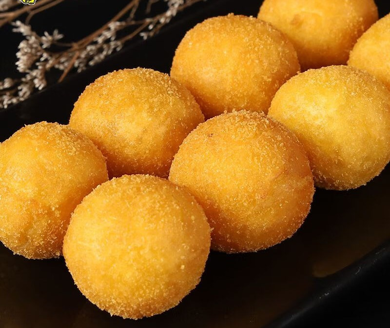 Sau khi vớt ra, bánh có thể được áo thêm một lớp đường mỏng hoặc phủ vụn dừa để tăng hương vị. Dù chỉ là món ăn vặt đơn giản, bánh khoai lang viên lại dễ khiến người thưởng thức “ăn hoài không chán” nhờ vị ngọt vừa phải và mùi thơm đặc trưng. Ảnh minh họa