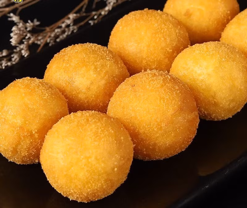Sau khi vớt ra, bánh có thể được áo thêm một lớp đường mỏng hoặc phủ vụn dừa để tăng hương vị. Dù chỉ là món ăn vặt đơn giản, bánh khoai lang viên lại dễ khiến người thưởng thức “ăn hoài không chán” nhờ vị ngọt vừa phải và mùi thơm đặc trưng. Ảnh minh họa