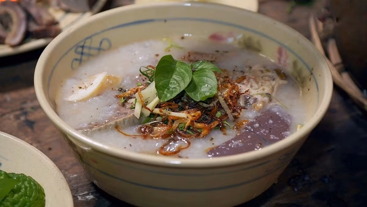 Ngoài cháo lòng, Việt Nam còn có nhiều món cháo khác cũng được Taste Atlas ghi nhận trong bảng xếp hạng. Cháo bò đứng thứ 17 với phần thịt bò chín tái ngay trong cháo nóng, đậm vị và bổ dưỡng. Ảnh cookpad