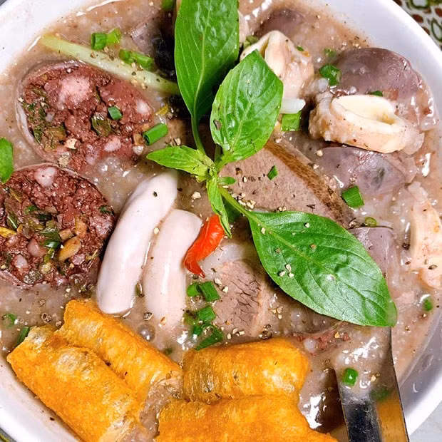 Đặc biệt, màu nâu sẫm đặc trưng từ tiết và phần lòng thái nhỏ tạo nên nét riêng không thể nhầm lẫn với các món cháo khác. Ảnh Lorca
