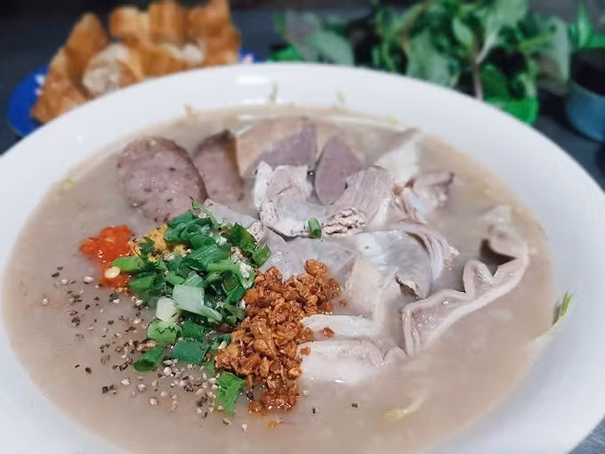 Mới đây, chuyên trang ẩm thực quốc tế Taste Atlas đã công bố danh sách những món cháo ngon nhất châu Á. Trong đó, cháo lòng lợn của Việt Nam vinh dự xếp ở vị trí thứ 6, khẳng định sức hút của ẩm thực đường phố Việt Nam trên bản đồ ẩm thực thế giới. Ảnh amthuc