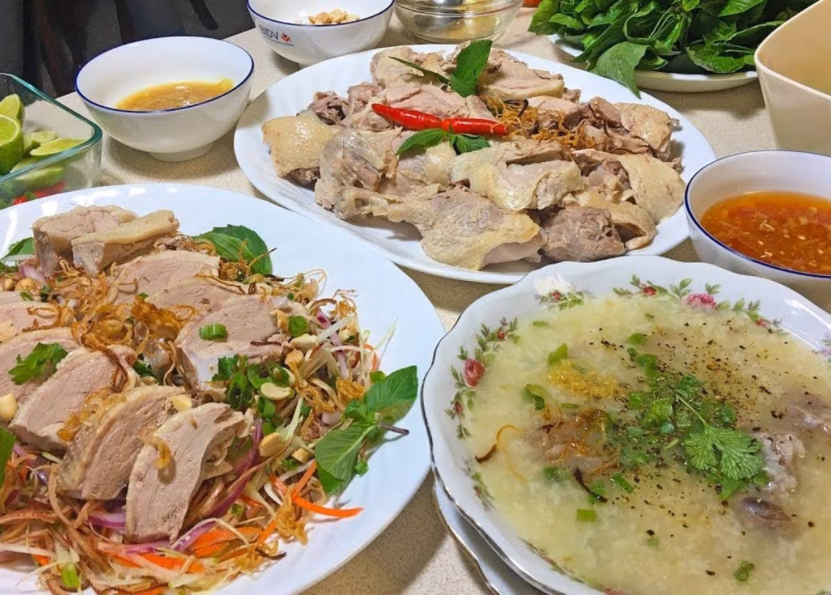 Cháo vịt với nước luộc vịt ngọt thanh, ăn kèm nước mắm gừng, thường được ưa chuộng vào những ngày se lạnh. Ảnh amthuc