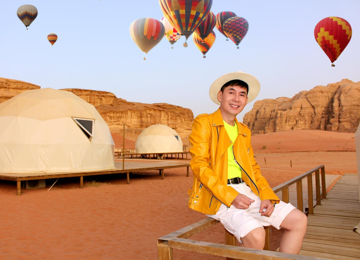 Trong suốt 30 năm qua, Đoan Trường không chỉ là một ca sỹ nổi tiếng mà còn là một blogger du lịch đầy năng động, được cộng đồng mạng yêu thích nhờ những chia sẻ sâu sắc và thiết thực về những mẹo phòng tránh rủi ro khi du lịch, cách xin visa, và những kinh nghiệm thực tế khi du lịch một mình hay theo đoàn. Với hành trình khám phá 68 quốc gia và 250 thành phố trên khắp 5 châu lục, Đoan Trường đã không chỉ ghi dấu ấn trong lòng người hâm mộ âm nhạc mà còn trong cả cộng đồng yêu thích du lịch.