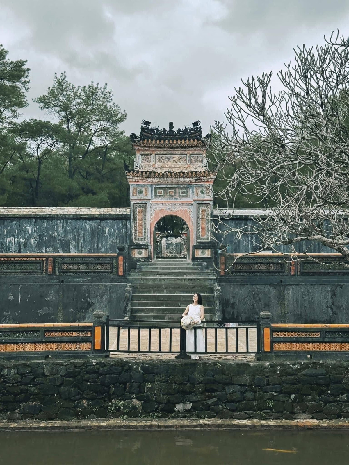 Huế thường được nhắc đến như một điểm đến “nhẹ nhàng”: không quá đông đúc, không ồn ào, không hào nhoáng. Tuy nhiên với nhiều du khách, điều khiến họ đắn đo trước khi xách ba lô đến cố đô lại nằm ở chi phí.