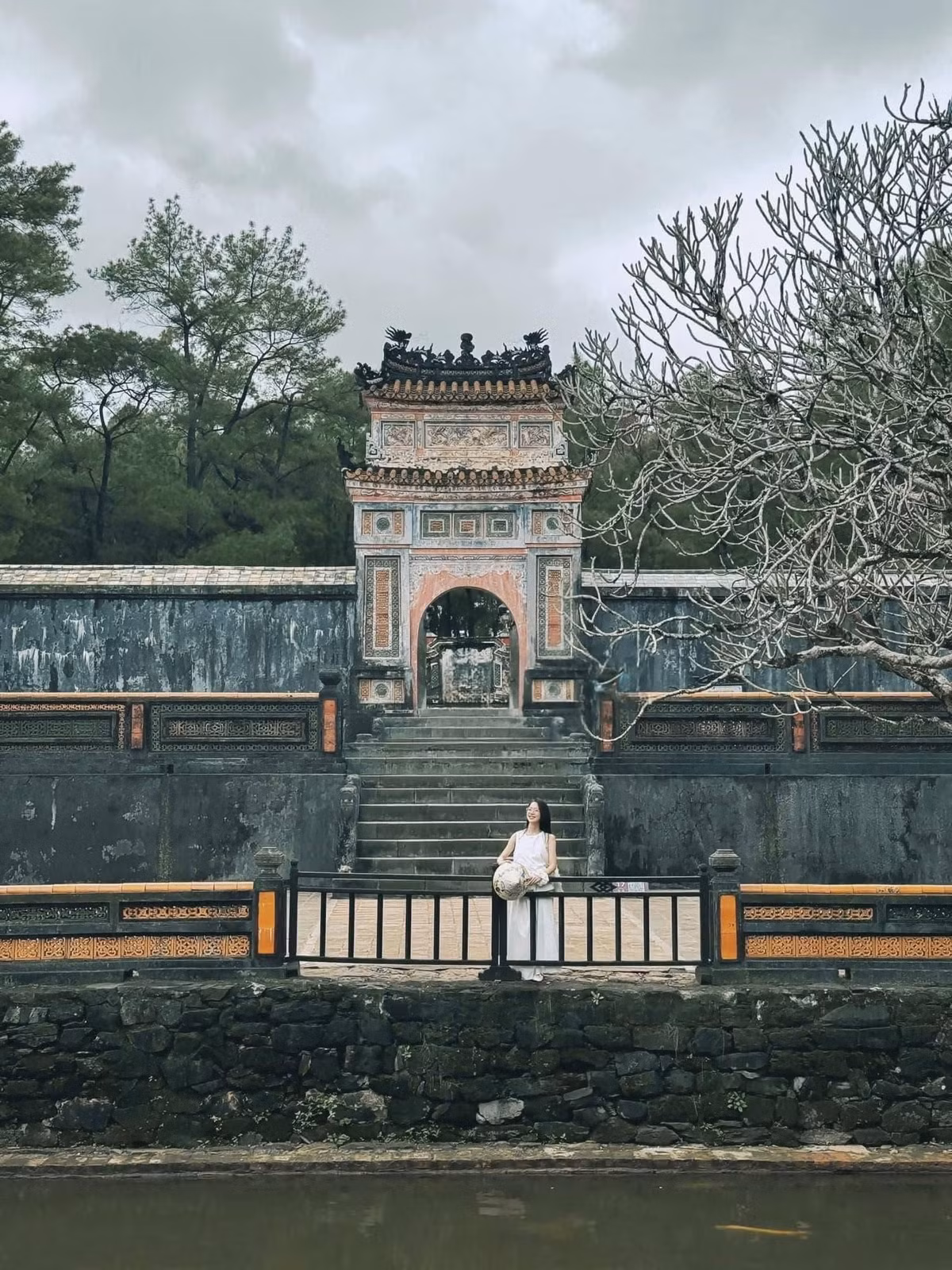 Huế thường được nhắc đến như một điểm đến “nhẹ nhàng”: không quá đông đúc, không ồn ào, không hào nhoáng. Tuy nhiên với nhiều du khách, điều khiến họ đắn đo trước khi xách ba lô đến cố đô lại nằm ở chi phí.