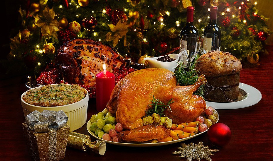 Bên cạnh đó, các nhà hàng và khách sạn tổ chức bữa tối Giáng sinh với gà tây, pudding, rượu vang và các món đặc trưng phương Tây, thu hút các gia đình, cặp đôi và du khách quốc tế muốn tận hưởng không khí lễ hội trong không gian ấm cúng. Ảnh Internet