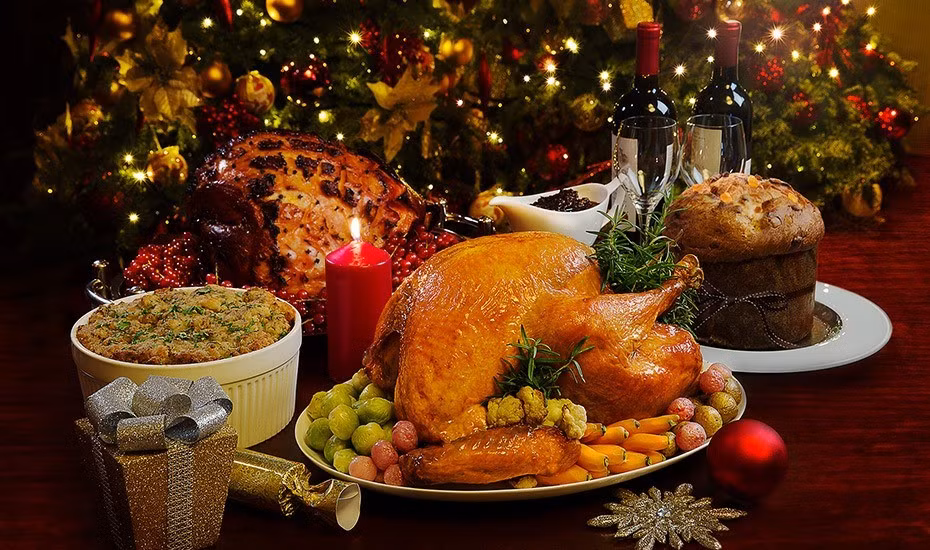 Bên cạnh đó, các nhà hàng và khách sạn tổ chức bữa tối Giáng sinh với gà tây, pudding, rượu vang và các món đặc trưng phương Tây, thu hút các gia đình, cặp đôi và du khách quốc tế muốn tận hưởng không khí lễ hội trong không gian ấm cúng. Ảnh Internet