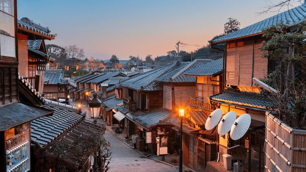 Trong khi đó, Kyoto mang đến không gian trầm mặc của cố đô với các con hẻm nhỏ ở Gion, nhà gỗ truyền thống và hệ thống đền chùa cổ kính, đặc biệt hấp dẫn du khách yêu văn hóa bản địa và nghệ thuật truyền thống. Ảnh Travelodge