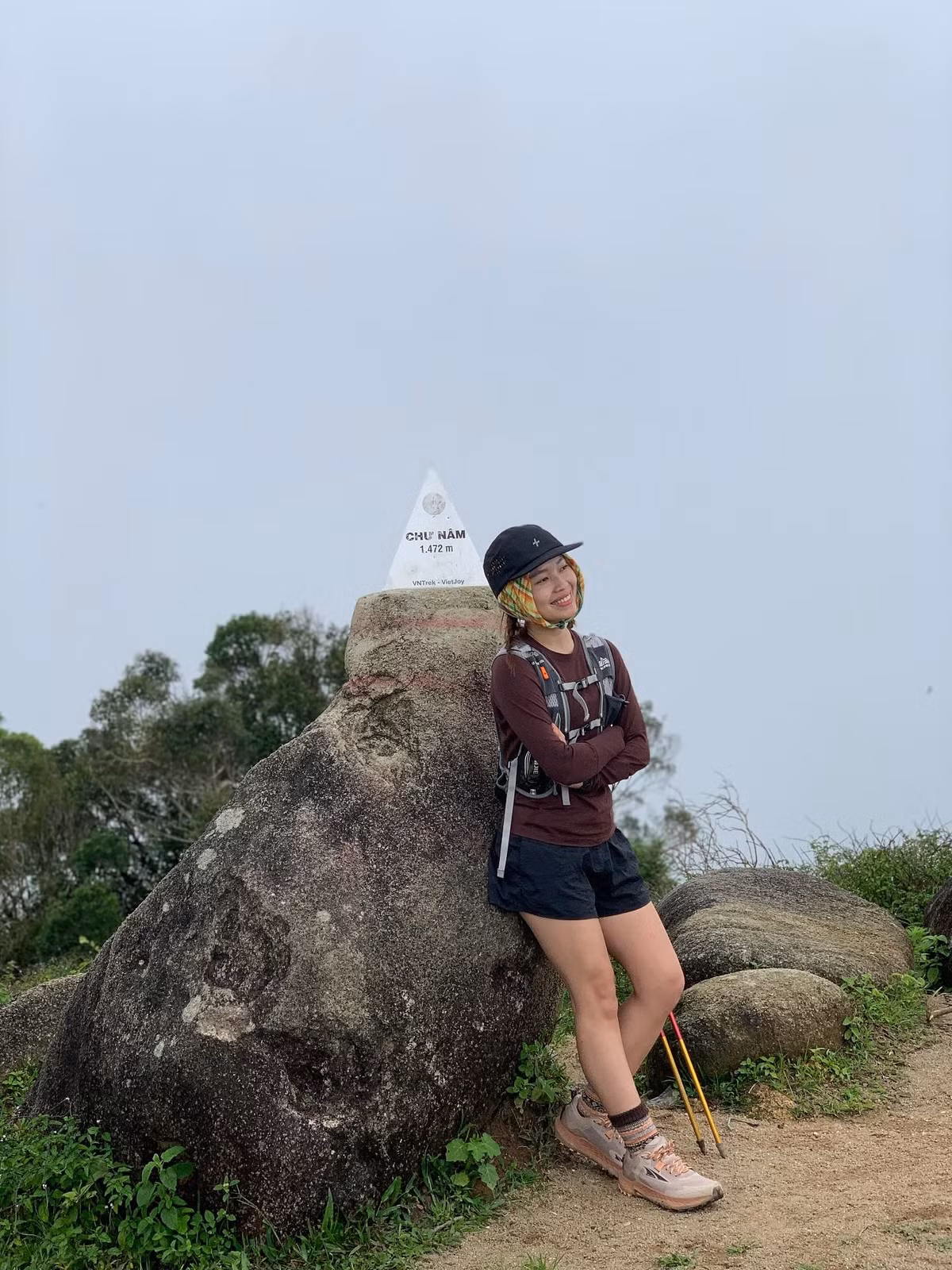 Từ đỉnh Chư Nâm, tầm mắt bao quát cao nguyên Gia Lai với bình nguyên xanh mướt, điểm xuyết những thảm hoa dã quỳ vàng rực rỡ, và xa xa là ngọn núi lửa Chư Đăng Ya huyền thoại, một di tích núi lửa hàng triệu năm tuổi ẩn mình giữa vùng đất bazan màu mỡ. Ảnh hi_honglam