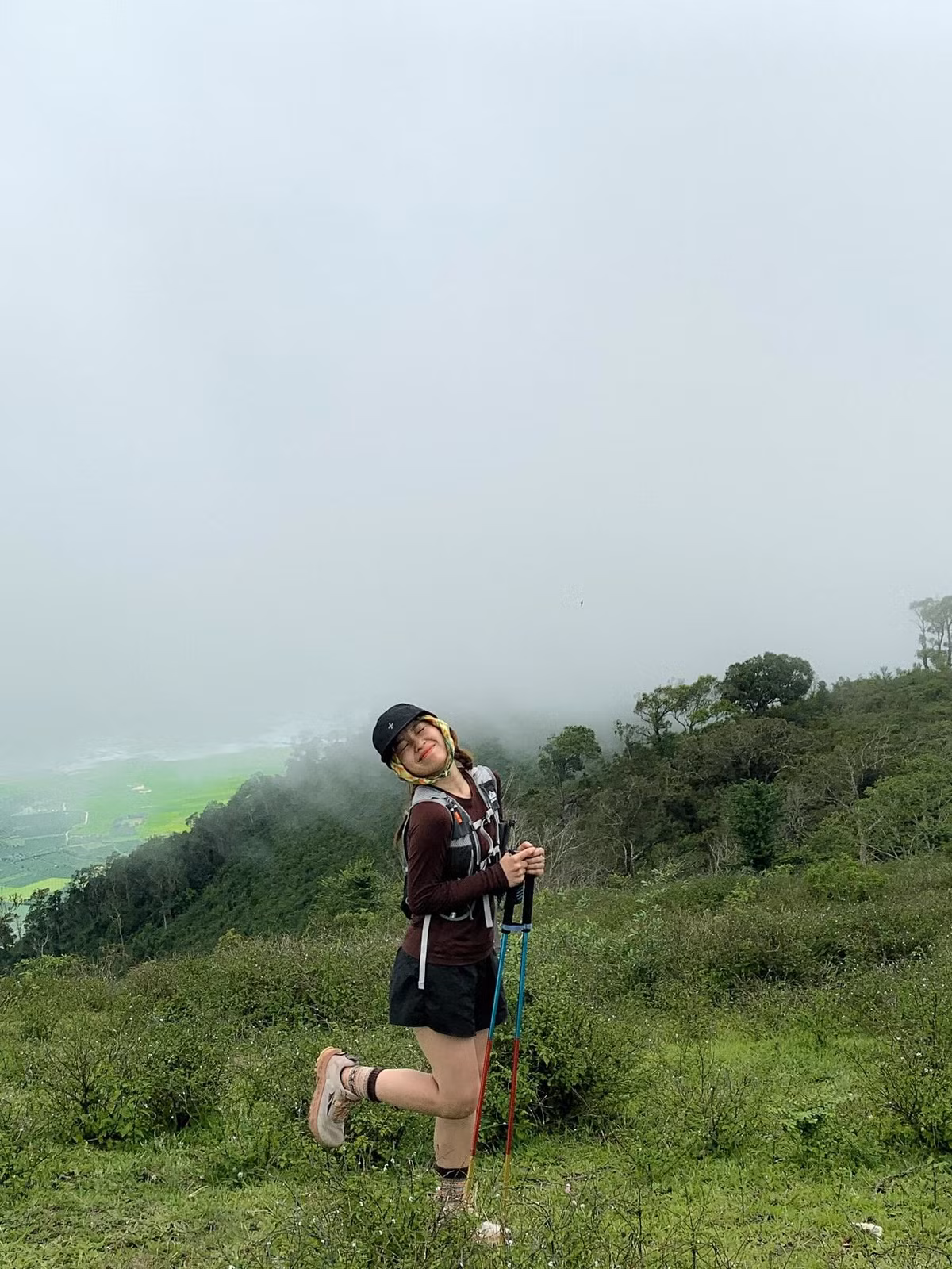 Mỗi bước chân là cơ hội để hòa mình vào thiên nhiên hoang sơ, thư giãn và quên đi bộn bề cuộc sống. Khi lên tới đỉnh, một bãi cỏ rộng mở chờ đón, nơi du khách có thể dựng lều, nghỉ qua đêm và thưởng thức không khí trong lành, thanh bình. Ảnh hi_honglam