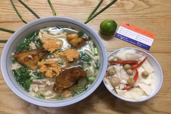 Măng chua tỏi ớt có thể dùng kèm cơm, bún, phở hoặc kết hợp với thịt, gà nướng, tạo hương vị hấp dẫn và chống ngán, đồng thời mang đến trải nghiệm ẩm thực tự tay làm tại nhà đầy thú vị. Với cách làm đơn giản nhưng đầy đủ các bước trên, bất kỳ ai cũng có thể thực hiện món măng chua tỏi ớt giòn ngon, đảm bảo an toàn và hấp dẫn cho bữa cơm gia đình. Ảnh minh họa