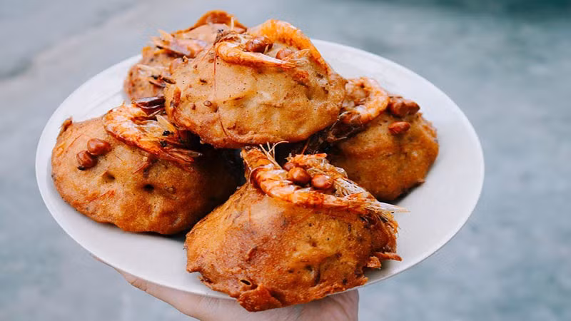 Ở một số nơi khác, món này còn được gọi là bánh giá bởi nguyên liệu không thể thiếu chính là giá đỗ – thứ rau giúp cân bằng vị béo của bột và tôm bằng độ giòn mát tự nhiên. Ảnh BHX