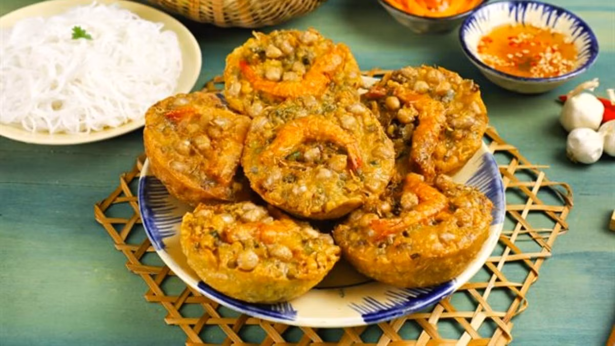 Tiếng xèo xèo vang lên trong chảo dầu, mùi thơm lan tỏa khắp gian bếp – tất cả như bản nhạc quen thuộc của miền sông nước. Bánh vá ngon nhất là khi vừa vớt ra, còn nóng hổi và giòn rụm. Cắn một miếng, vị béo thơm của bột gạo, ngọt tươi của tôm, bùi của đậu xanh và giòn mát của giá đỗ hòa quyện, tạo nên hương vị khiến ai cũng phải xuýt xoa.