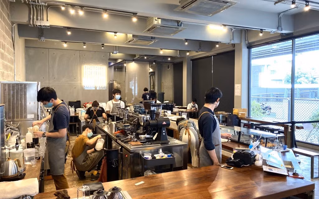 Rời Chinatown, nhịp điệu Bangkok chậm lại đôi chút trong các quán café, nhưng sự đông đúc thì không hề giảm. Thành phố này được xem là điểm hẹn của giới yêu cà phê, nơi người ta sẵn sàng xếp hàng chỉ để chờ một ly pha đúng chuẩn. Factory Café, nằm ngay dưới chân ga BTS Phaya Thai, từng được nhắc đến nhờ chất lượng espresso và vẫn giữ được lượng khách đông đảo từ sáng đến tối. Ảnh gurulist.