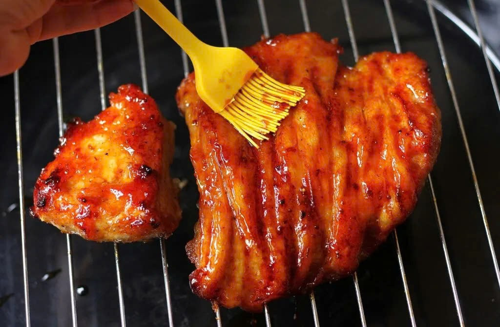 Dù là món ngon, thịt lợn nọng không phù hợp để ăn thường xuyên. Người khỏe mạnh vẫn có thể thưởng thức nhưng chỉ nên dùng với lượng nhỏ và không quá một lần mỗi tuần. Khi ăn, nên giảm bớt chất béo trong các bữa khác và bổ sung nhiều rau xanh để hỗ trợ tiêu hóa, hạn chế hấp thu chất béo. Ảnh minh họa