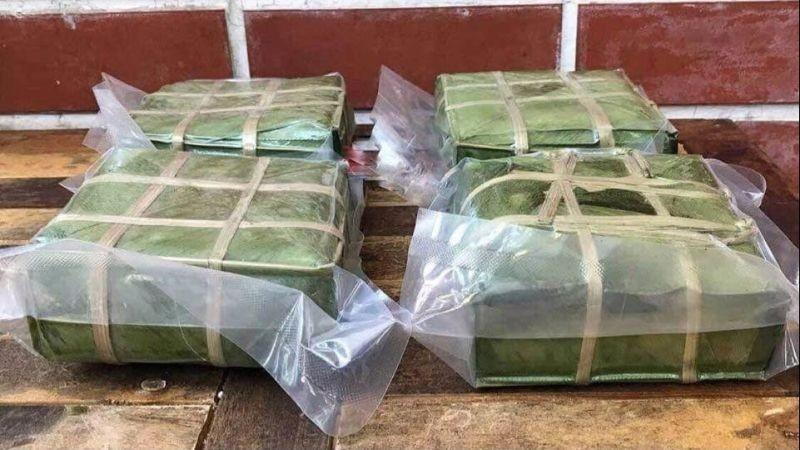 Một chiếc bánh chưng không đáng để đánh đổi bằng sức khỏe. Khi bánh đã có dấu hiệu hỏng, bỏ đi vẫn là lựa chọn an toàn nhất. Ảnh minh họa