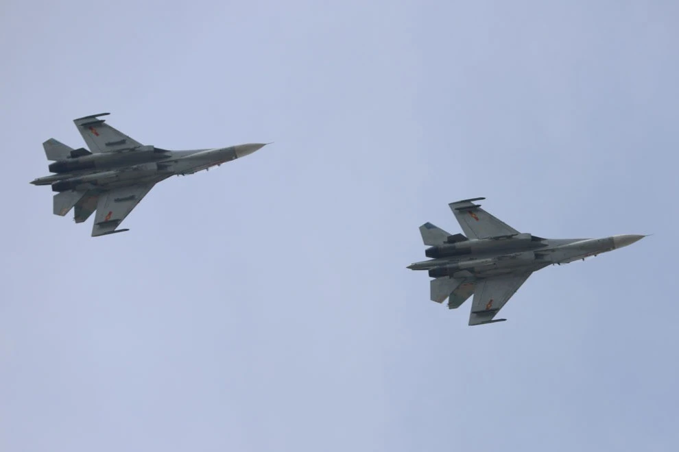 Máy bay Yak130 và Su-30MK2 nhào lộn trên bầu trời TP.HCM