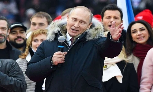 Tổng thống Putin hát Quốc ca Nga cùng hàng vạn người ủng hộ