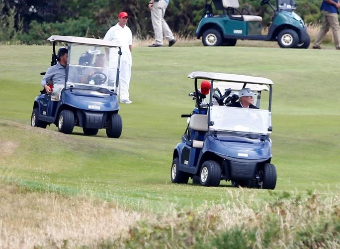 Tổng thống Trump thư thái đánh golf trước cuộc với ông Putin