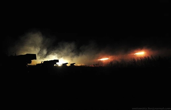 Mục kích pháo phản lực Tornado-G thắp sáng trời đêm