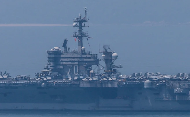 Choáng ngợp hình ảnh tàu sân bay Carl Vinson trên vịnh Đà Nẵng