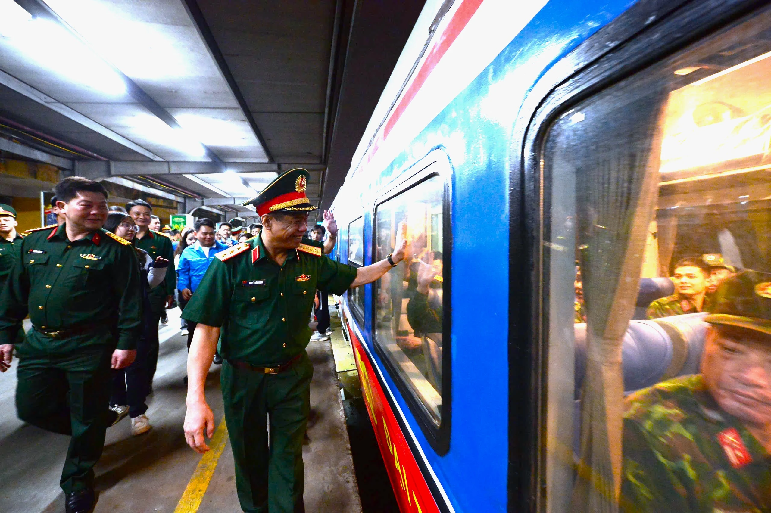 Lực lượng diễu binh Bộ Quốc phòng hành quân vào Nam bằng tàu hỏa