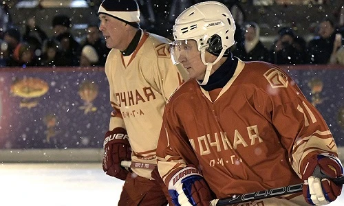 Tổng thống Putin khoe tài chơi khúc côn cầu trên Quảng trường Đỏ