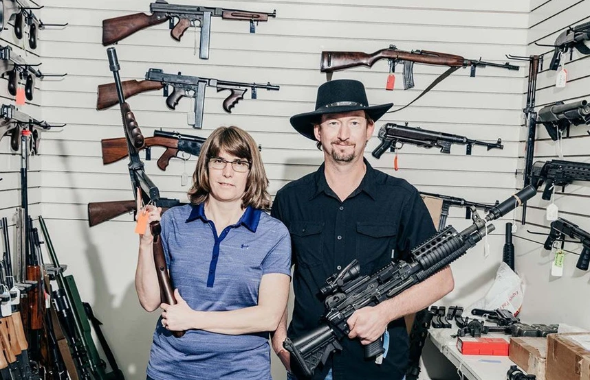 Người đàn ông Mỹ trở thành triệu phú nhờ buôn súng máy