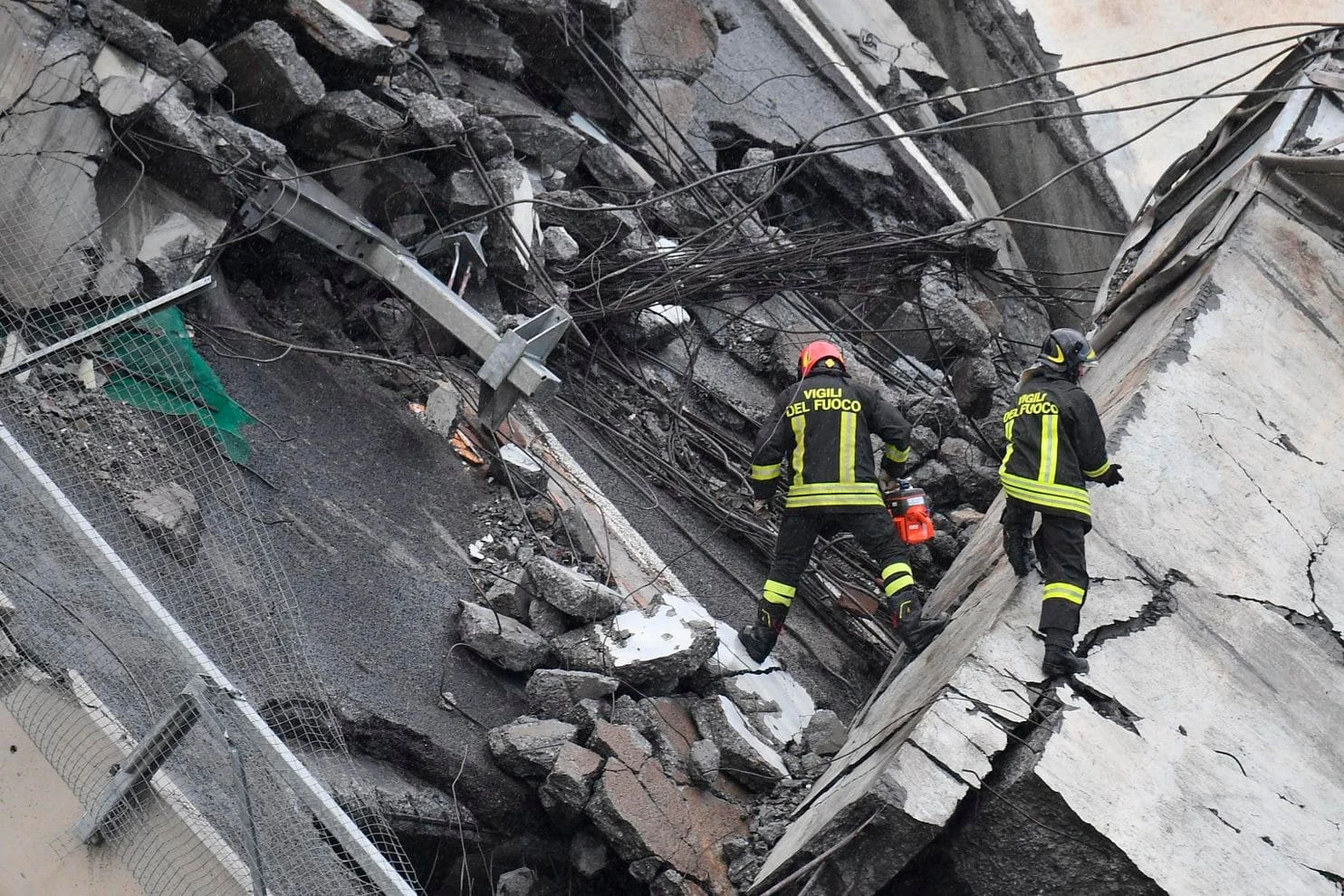 Khung cảnh như "ngày tận thế" sau vụ sập cầu cao tốc ở Italy