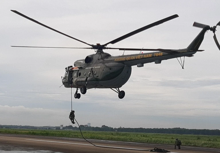 Mục kích Đặc công Việt Nam đu dây đổ bộ đường không 