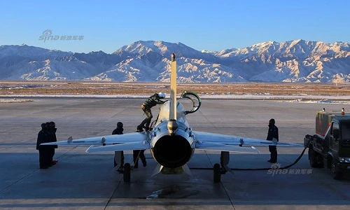Đã năm 2018, phi công Trung Quốc vẫn gồng mình lái "MiG-21"