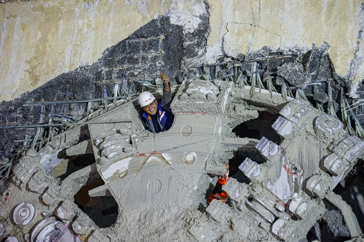 Khoảnh khắc TBM "Thần tốc" xuyên lòng đất tiến vào ga S10-Cát Linh