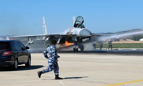 Ảnh QS cuối tuần: J-15 Trung Quốc bị hạ gục bởi chim