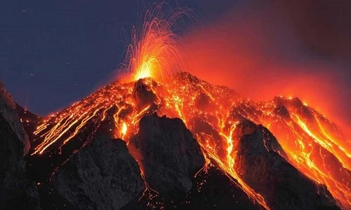 Siêu núi lửa bất ngờ phun trào, hàng ngàn dân Hawaii phải sơ tán