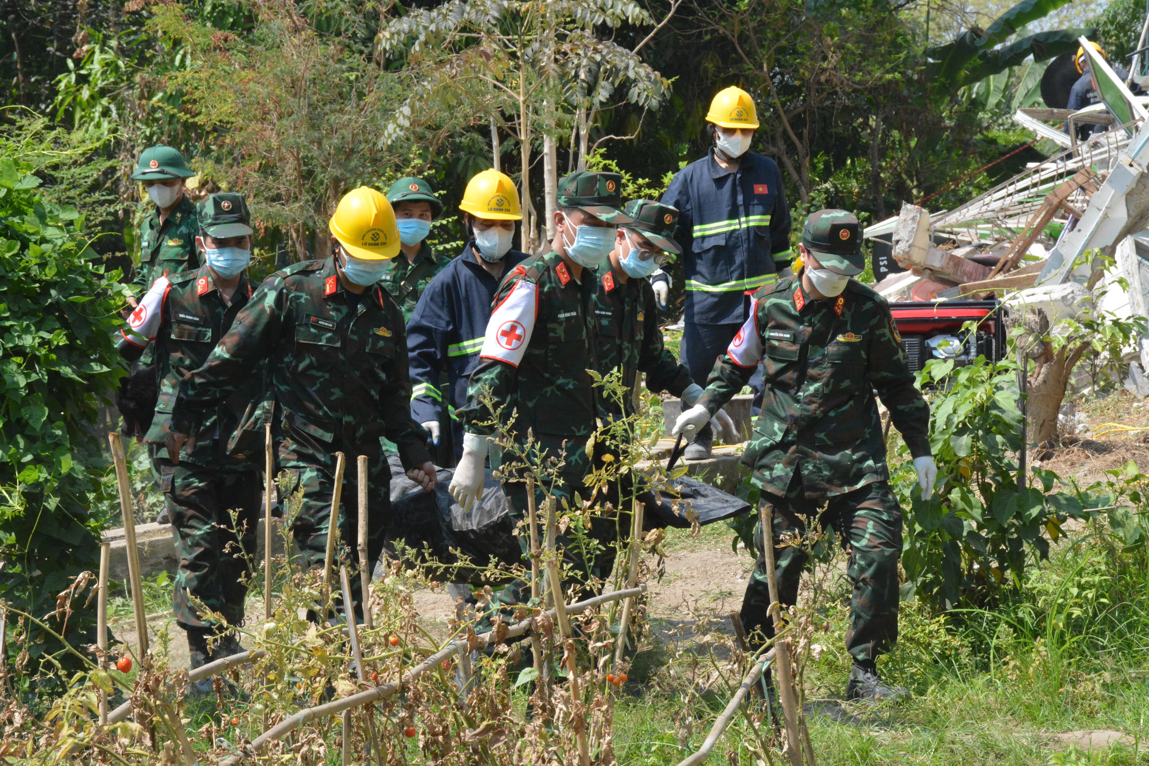 Bộ đội Việt Nam đưa thi thể nạn nhân Myanmar ra khỏi tòa nhà bị sập
