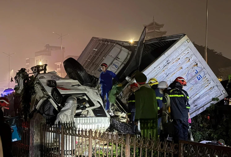 Cận cảnh xe tải bị tàu hoả tông biến dạng khi cố vượt qua đường