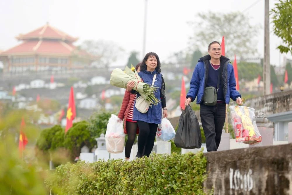 Nhiều gia đình về nghĩa trang tảo mộ, mời gia tiên về đón Tết