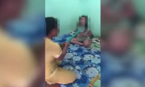 Clip mẹ đánh con dã man bằng chổi gây phẫn nộ