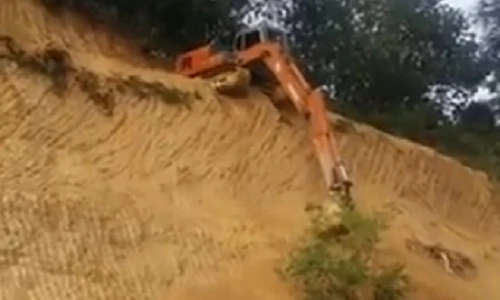 Khả năng "làm xiếc" không thể tin nổi của máy xúc